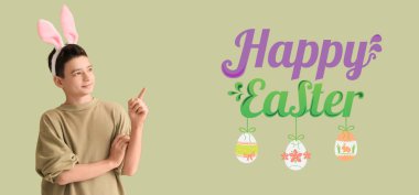 Yeşil arka planda sevimli bir çocuk olan Paskalya bayrağı.