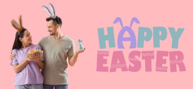 Pembe arka planda mutlu çift portresi olan Paskalya bayrağı.