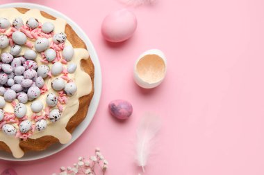 Lezzetli Paskalya pastası, pembe arka planda yumurta ve tüylü kompozisyon