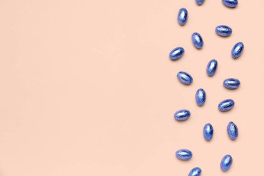 Renkli folyo renginde çikolatalı Paskalya yumurtaları