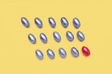 Sarı arka planda çikolatalı Paskalya yumurtası kompozisyonu