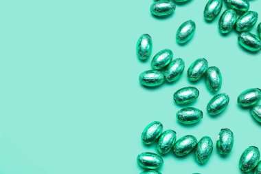 Renkli folyoda çikolatalı Paskalya yumurtaları