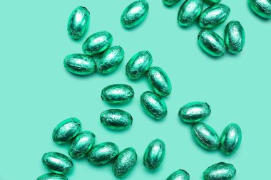 Renkli folyoda çikolatalı Paskalya yumurtaları