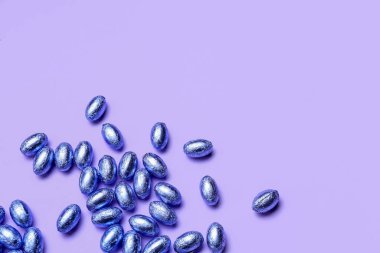 Paskalya yumurtaları leylak arka planda