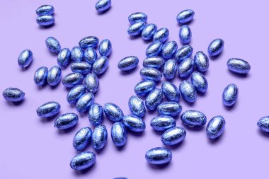 Paskalya yumurtaları leylak arka planda