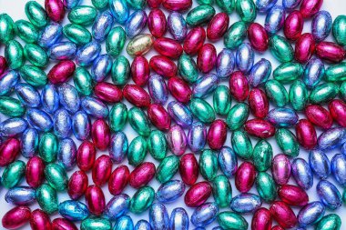 Arka planda çikolatalı Paskalya yumurtaları, yakın plan.