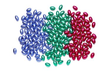 Beyaz arka planda renkli folyoya sarılı çikolatalı Paskalya yumurtaları.