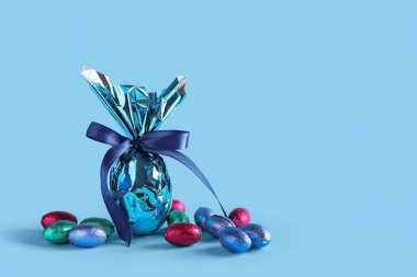 Alüminyum folyoya sarılı paskalya yumurtaları.