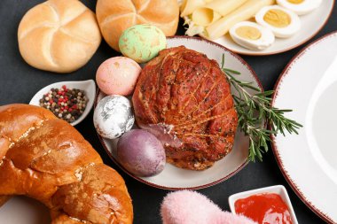 Paskalya sofrası, arka planda lezzetli yemekler, yakın plan.