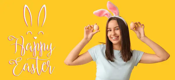 漂亮的年轻女人 有兔子耳朵和黄色背景的蛋 复活节横幅 — 图库照片