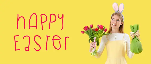 带着复活节礼物和黄色背景花朵的年轻女子的横幅 — 图库照片