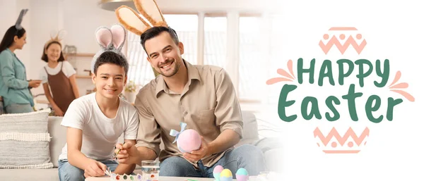 为庆祝复活节 向快乐的父子彩绘彩蛋的旗帜致敬 — 图库照片
