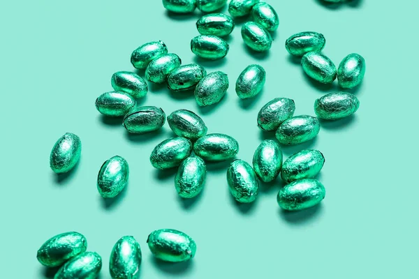 Renkli folyoda çikolatalı Paskalya yumurtaları