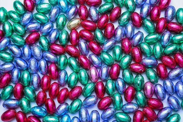 Arka planda çikolatalı Paskalya yumurtaları, yakın plan.