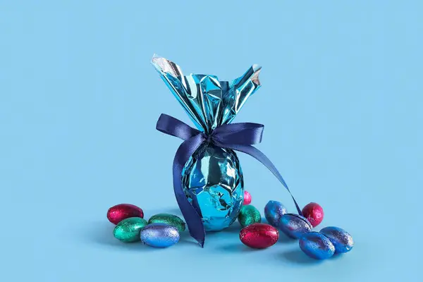 Сладкий Шоколад Пасхальные Яйца Завернуты Фольгу Цветном Фоне — стоковое фото