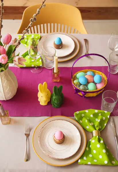 Güzel Paskalya sofrası ve yemek odasında yumurtalar.