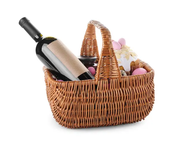 Paskalya yumurtaları, pasta ve beyaz arka planda izole edilmiş bir şişe şarap.