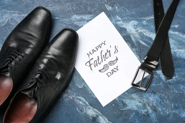 Mutlu Babalar Günü yazılı kart, şık erkek ayakkabıları ve renkli arka planda kemer.