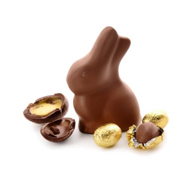 Çikolatalı Paskalya yumurtaları ve beyaz arka planda izole edilmiş tavşan.