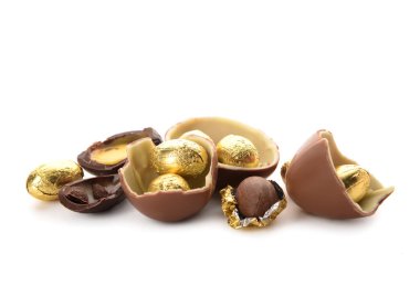 Beyaz arka planda izole edilmiş farklı paskalya yumurtaları.