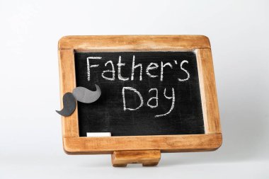 Gri arkaplanda Babalar Günü yazılı tebeşir tahtası