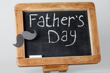 Gri arkaplanda Babalar Günü yazılı tebeşir tahtası