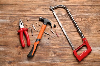 Ahşap arka planda iş aletleri. Babalar günü kutlaması.