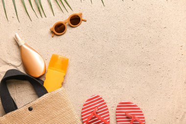 Kumsal aksesuarları ve kumsalda güneş kremi.