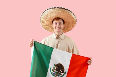 Sombrero 'lu genç adam ve pembe arka planda Meksika bayrağı
