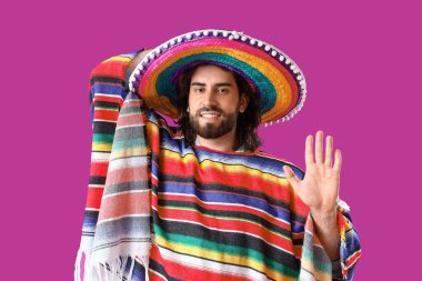 Sombrero ve pançolu yakışıklı Meksikalı genç adam.