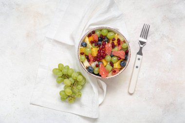 Arka planda taze meyve salatası.