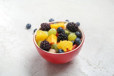 Arka planda taze meyve salatası.