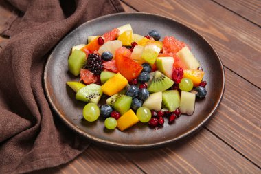 Ahşap arka planda taze meyve salatası