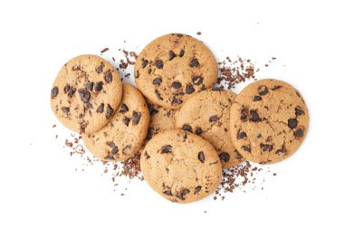 Beyaz arka planda çikolata parçacıklı bir yığın lezzetli kurabiye.