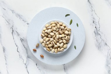 Beyaz zemin üzerine lezzetli fıstık fındık ile plaka