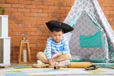 Evde macera kitabı olan sevimli küçük bir korsan.