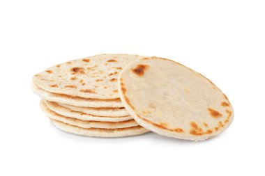 Beyaz arka planda bir yığın lezzetli pide ekmeği