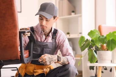 Erkek işçi başkanlık koltuğunda toplanıyor