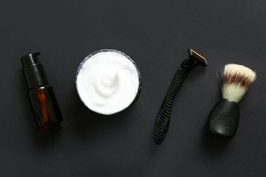 Siyah arkaplanda tıraş aksesuarları