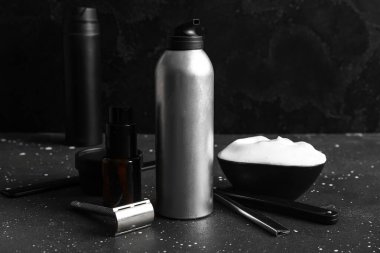 Grunge siyah arkaplanda tıraş aksesuarları seti