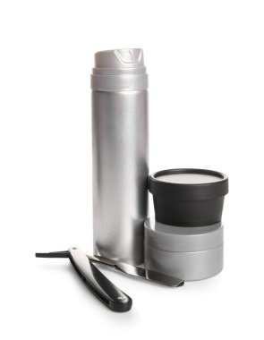 Beyaz arkaplanda izole edilmiş tıraş aksesuarları