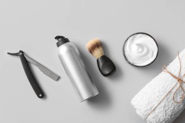 Gri arkaplanda tıraş aksesuarları