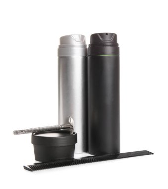 Beyaz arkaplanda izole edilmiş tıraş aksesuarları