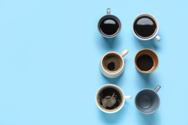 Mavi arka planda bir fincan sıcak kahve.