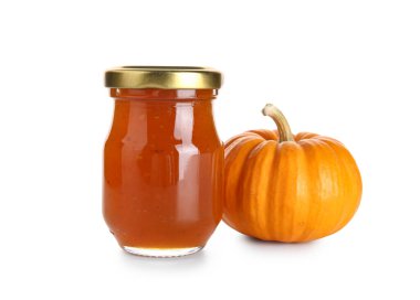 Beyaz arka planda bal kabağı reçeli kavanozu