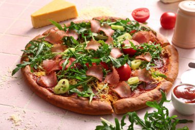 Domatesli lezzetli pizza ve pembe fayanslı roka.