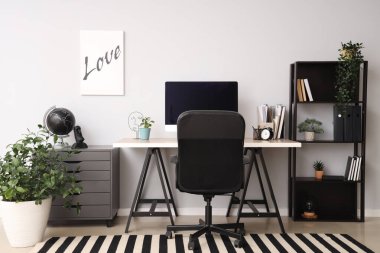 Çalışma yeri, raf ünitesi ve bitkilerle aydınlatma ofisinin içi