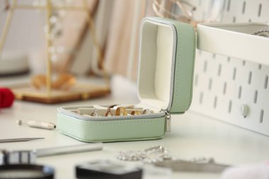 Atölyedeki kuyumcu masasında aletleri olan şık aksesuarlar.