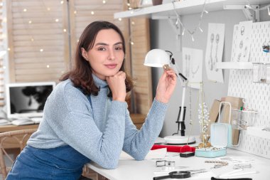 İş yerinde çalışan kadın mücevher tasarımcısı.