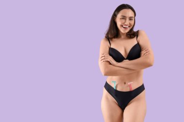 Mor arka planda jiletleri olan güzel, mutlu bir kadın.